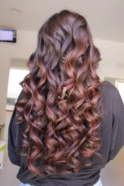 Foto di donna con capelli lunghi ramato scuro