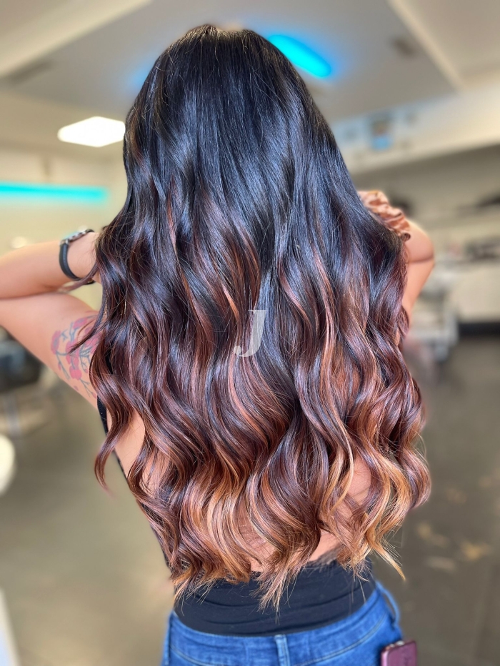 Foto di donna con capelli lunghi ramato scuro