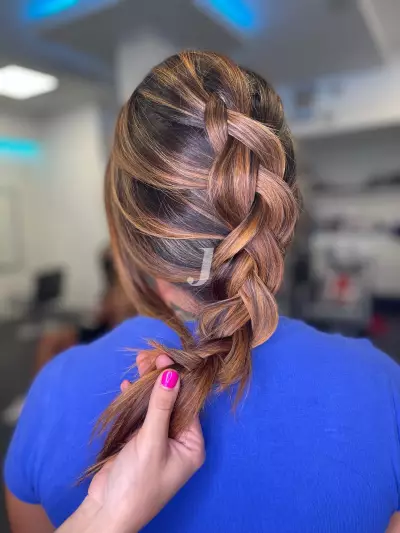 Foto di donna con capelli lunghi ramato scuro