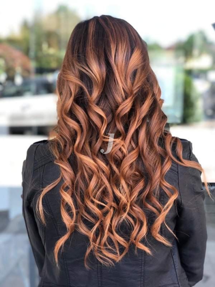 Foto di donna con capelli lunghi ramato scuro