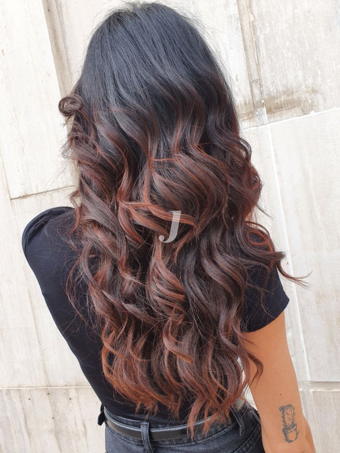 Foto di donna con capelli lunghi ramato scuro