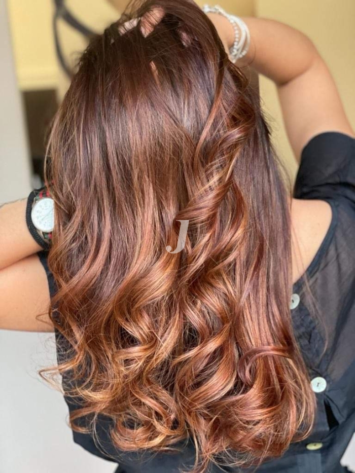 Foto di donna con capelli lunghi ramato scuro