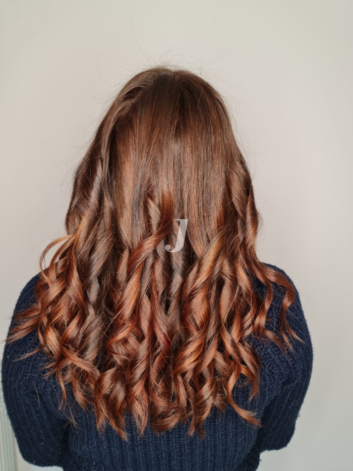 Foto di donna con capelli lunghi ramato scuro