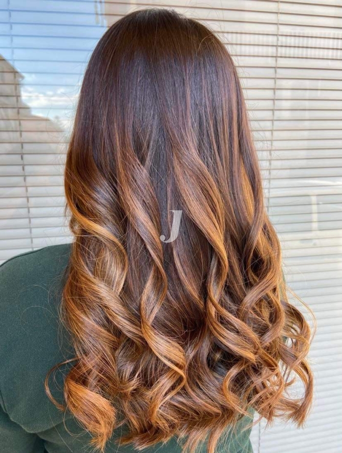 Foto di donna con capelli lunghi ramato scuro