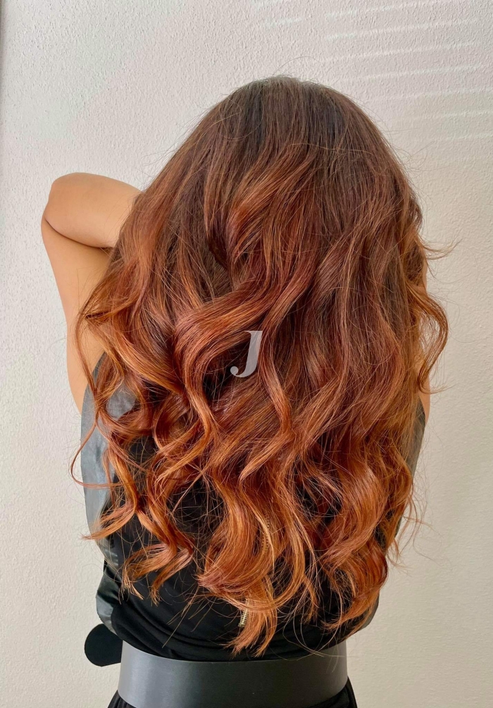 Foto di donna con capelli lunghi ramato scuro