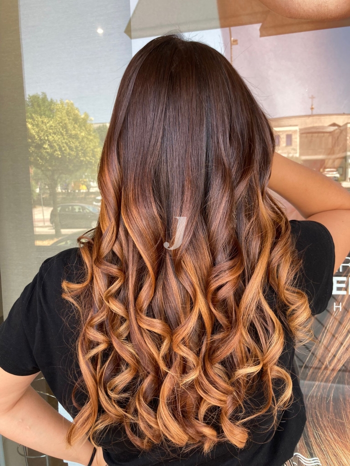 Foto di donna con capelli lunghi ramato scuro