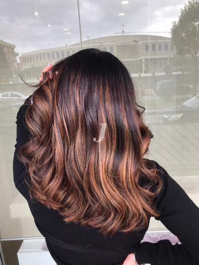 Foto di donna con capelli lunghi ramato scuro