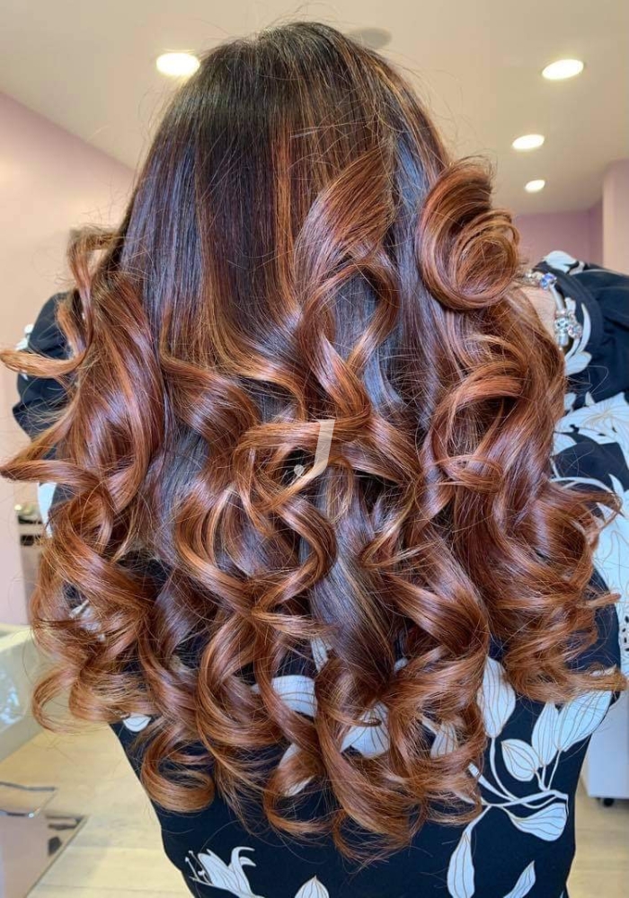 Foto di donna con capelli lunghi ramato scuro