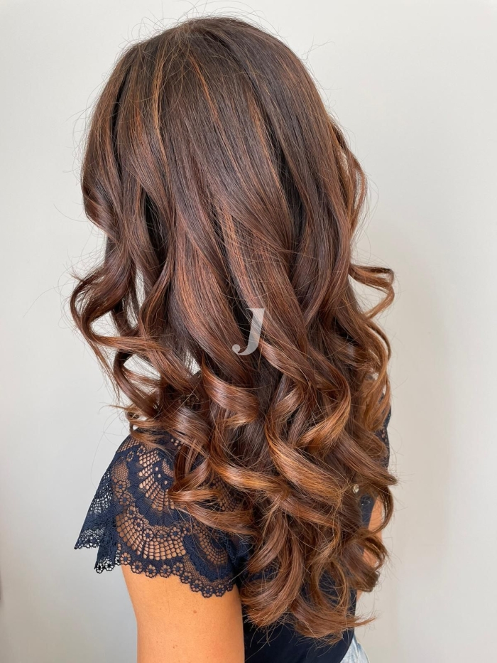 Foto di donna con capelli lunghi ramato scuro