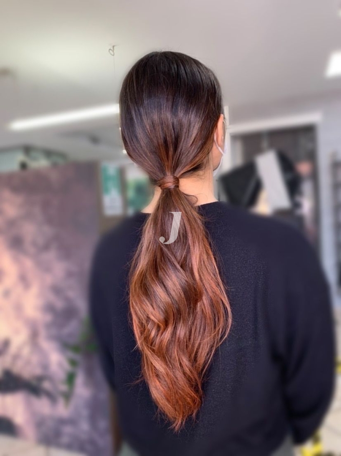 Foto di donna con capelli lunghi ramato scuro