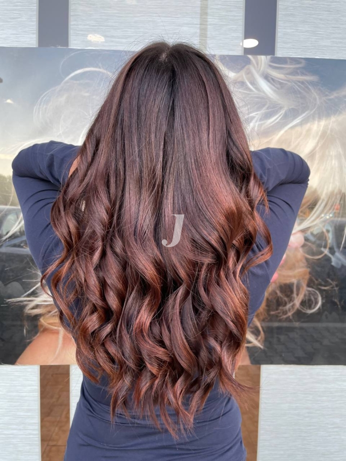 Foto di donna con capelli lunghi ramato scuro