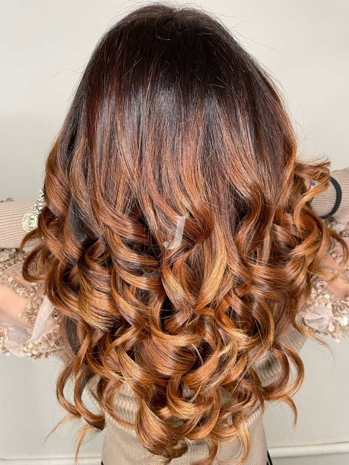 Foto di donna con capelli lunghi ramato scuro