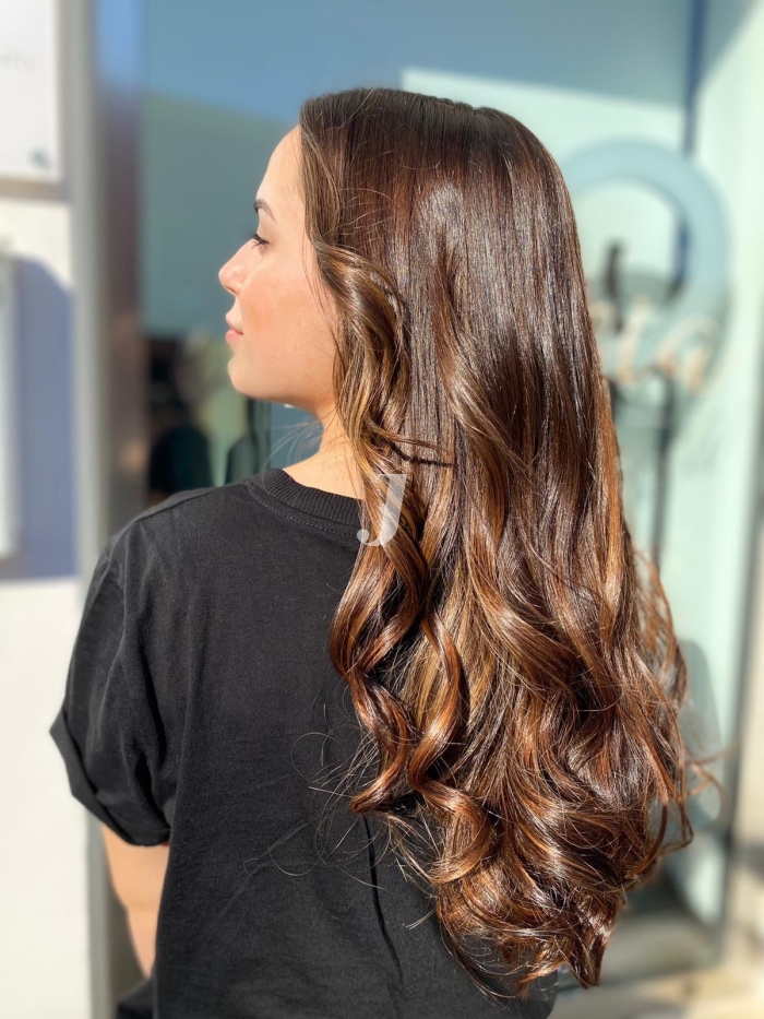 Foto di donna con capelli lunghi ramato scuro