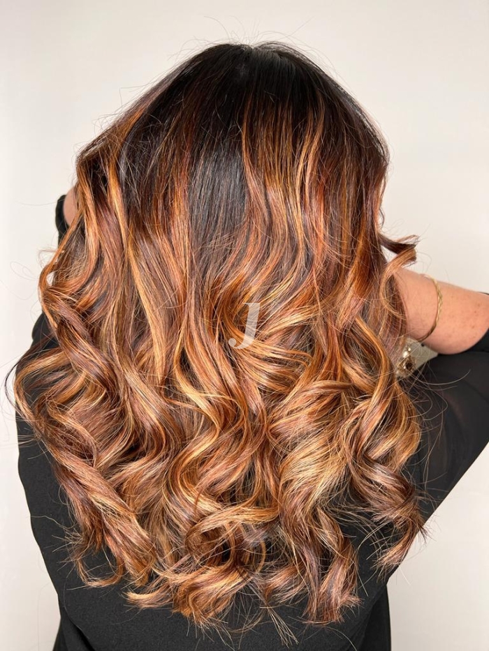 Foto di donna con capelli lunghi ramato scuro