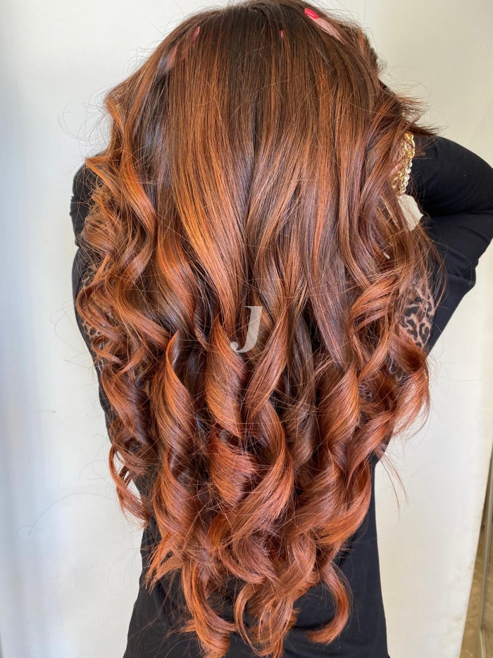 Foto di donna con capelli lunghi ramato scuro