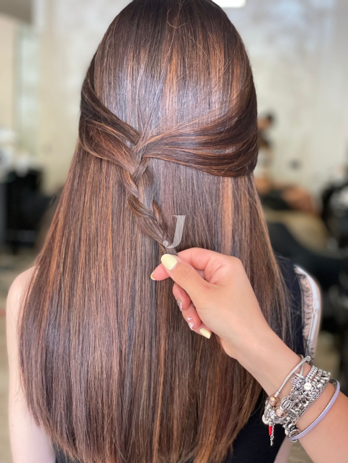 Foto di donna con capelli lunghi ramato scuro