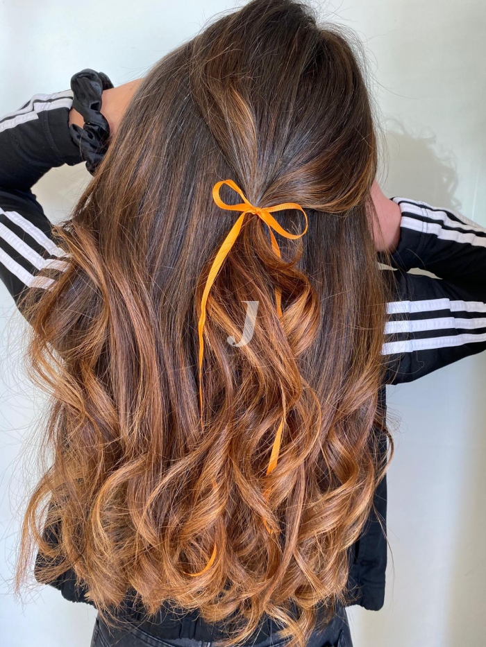 Foto di donna con capelli lunghi ramato scuro