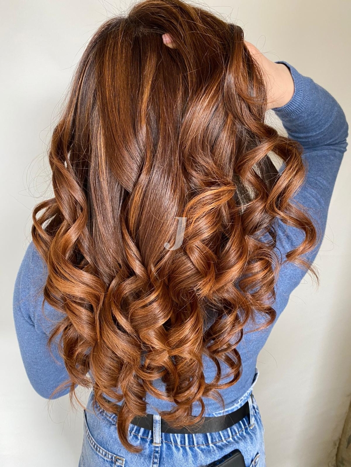 Foto di donna con capelli lunghi ramato scuro