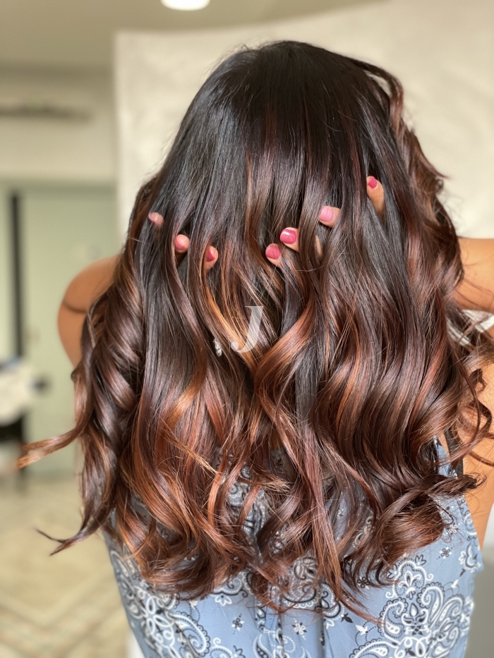 Foto di donna con capelli lunghi ramato scuro