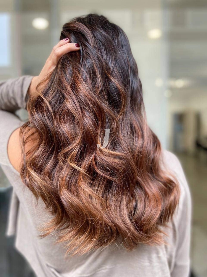 Foto di donna con capelli lunghi ramato scuro