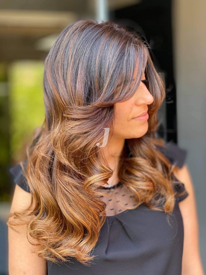 Foto di donna con capelli lunghi ramato scuro