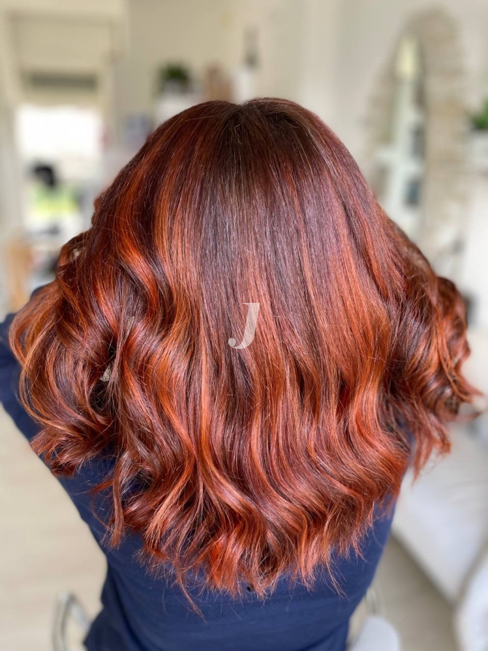 Foto di donna con capelli lunghi ramato scuro