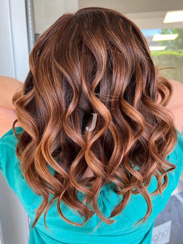 Foto di donna con capelli lunghi ramato scuro