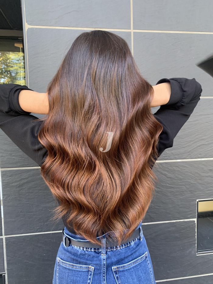 Foto di donna con capelli lunghi ramato scuro