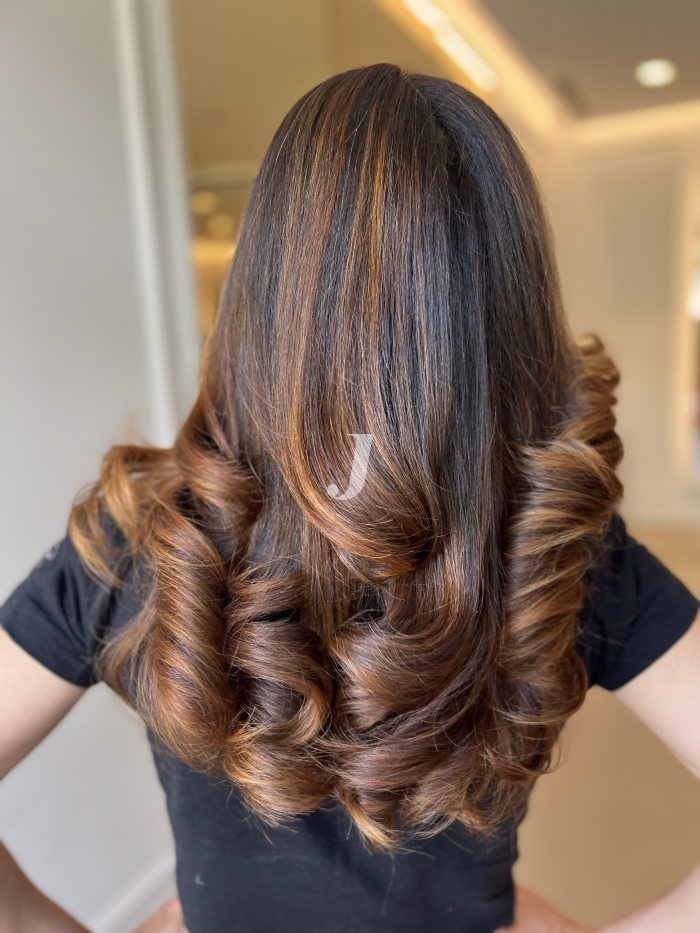 Foto di donna con capelli lunghi ramato scuro