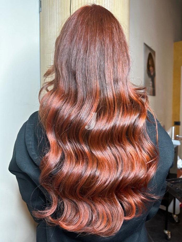 Foto di donna con capelli lunghi ramato scuro