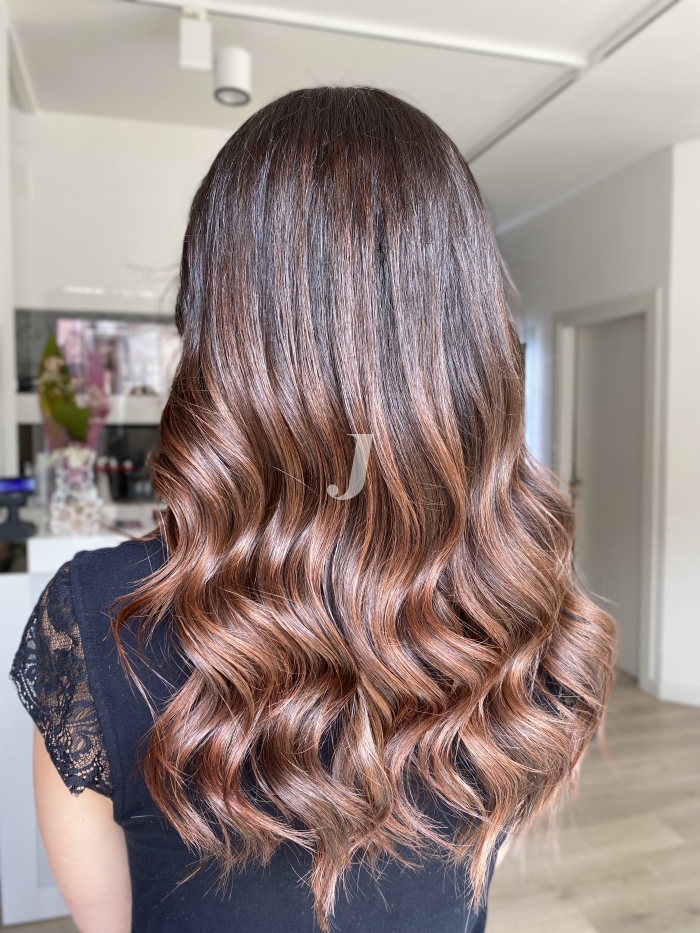 Foto di donna con capelli lunghi ramato scuro