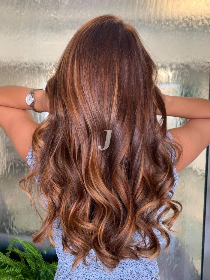 Foto di donna con capelli lunghi ramato scuro