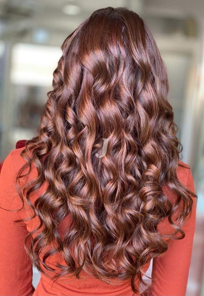 Foto di donna con capelli lunghi ramato scuro