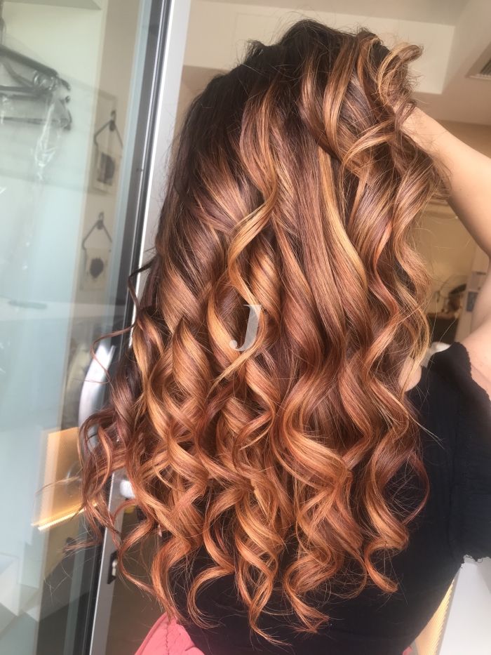 Foto di donna con capelli lunghi ramato scuro