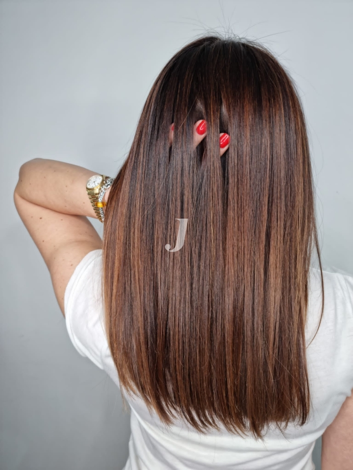 Foto di donna con capelli lunghi ramato scuro