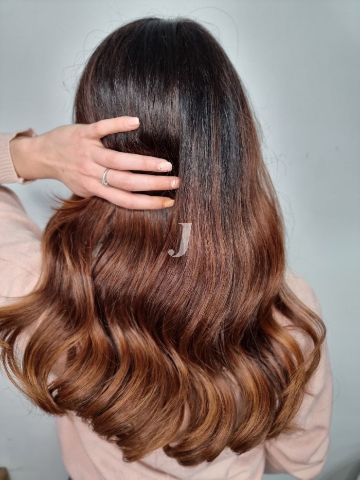 Foto di donna con capelli lunghi ramato scuro