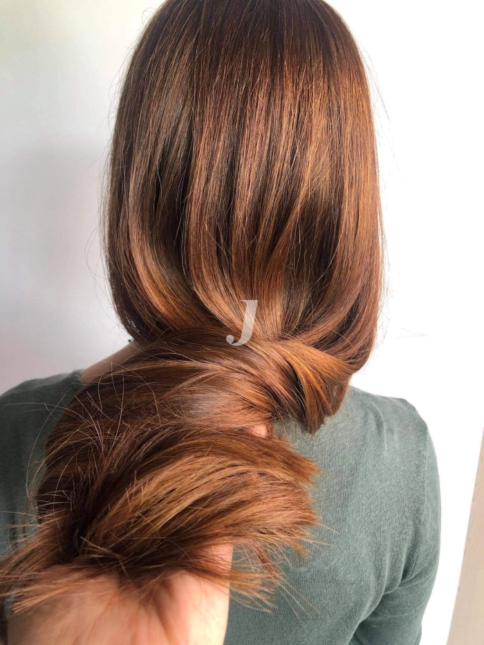 Foto di donna con capelli lunghi ramato scuro