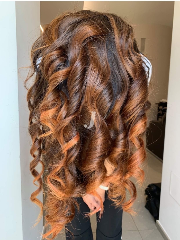 Foto di donna con capelli lunghi ramato scuro