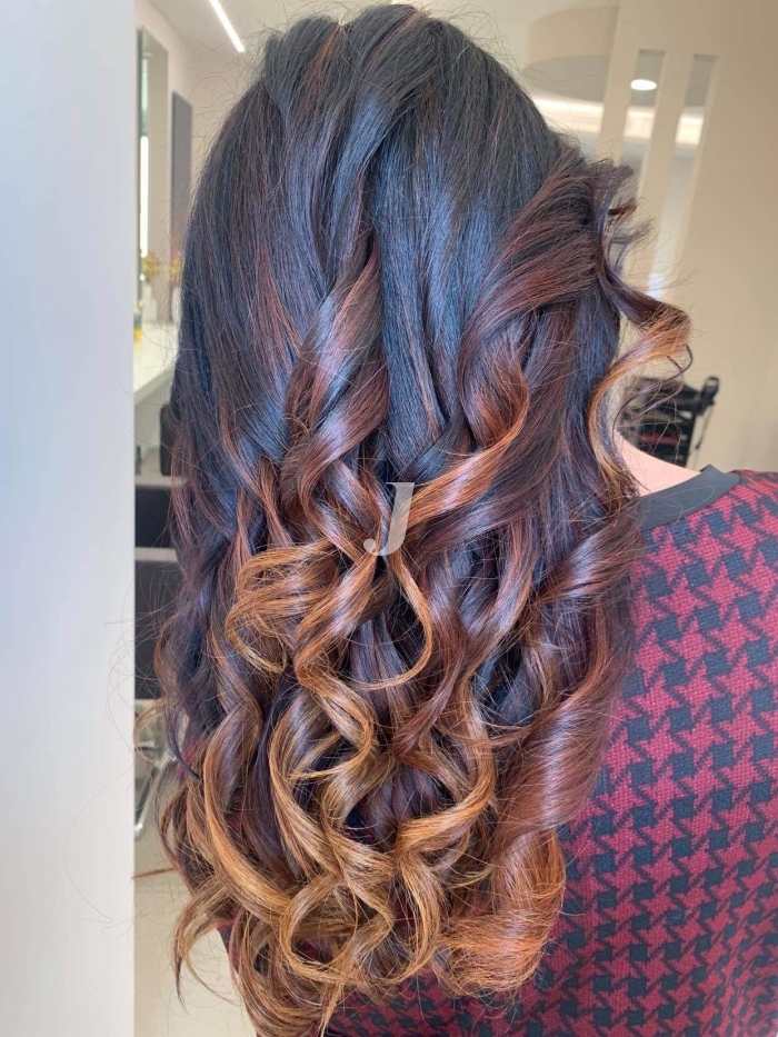 Foto di donna con capelli lunghi ramato scuro