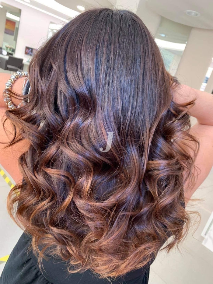 Foto di donna con capelli lunghi ramato scuro