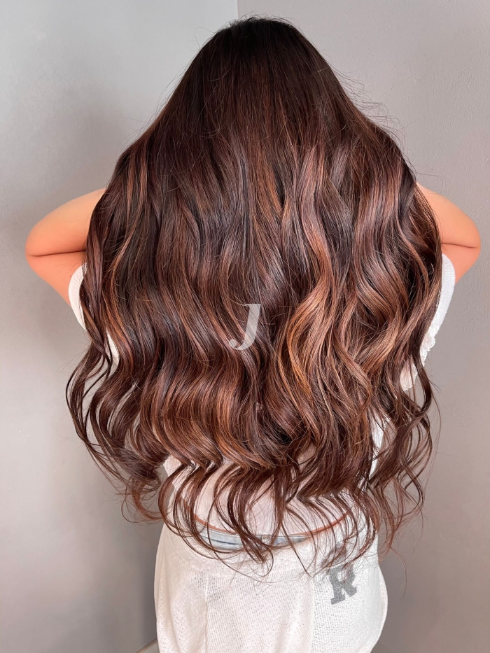 Foto di donna con capelli lunghi ramato scuro