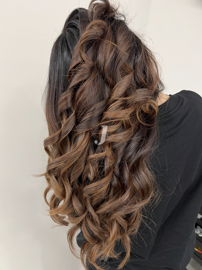 Foto di donna con capelli lunghi ramato scuro