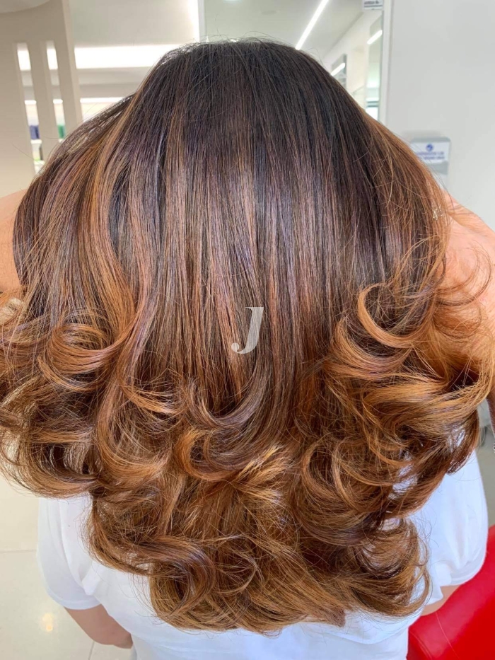 Foto di donna con capelli lunghi ramato scuro