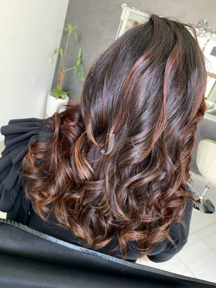 Foto di donna con capelli lunghi ramato scuro