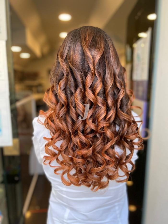 Foto di donna con capelli lunghi ramato scuro