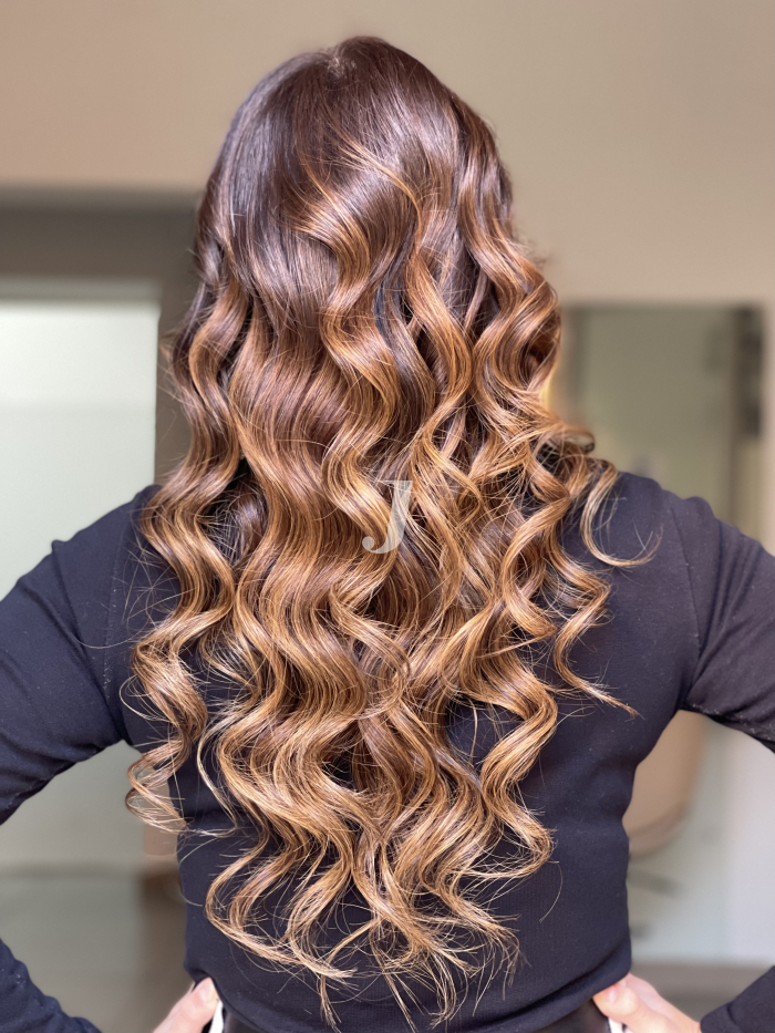 Foto di donna con capelli lunghi ramato scuro