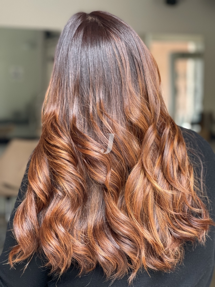 Foto di donna con capelli lunghi ramato scuro