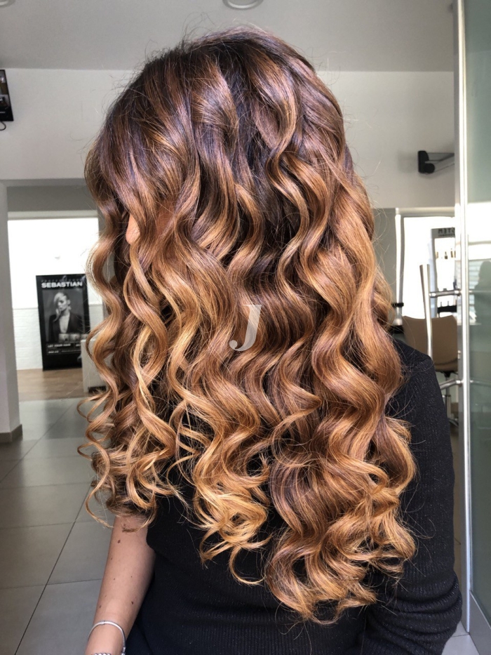 Foto di donna con capelli lunghi ramato scuro