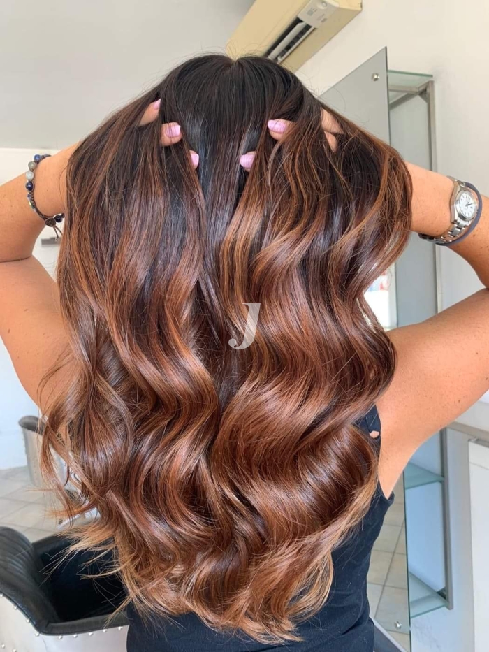 Foto di donna con capelli lunghi ramato scuro