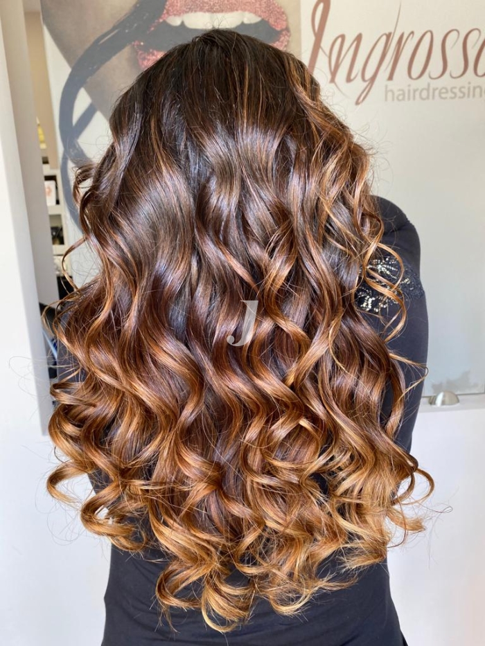 Foto di donna con capelli lunghi ramato scuro